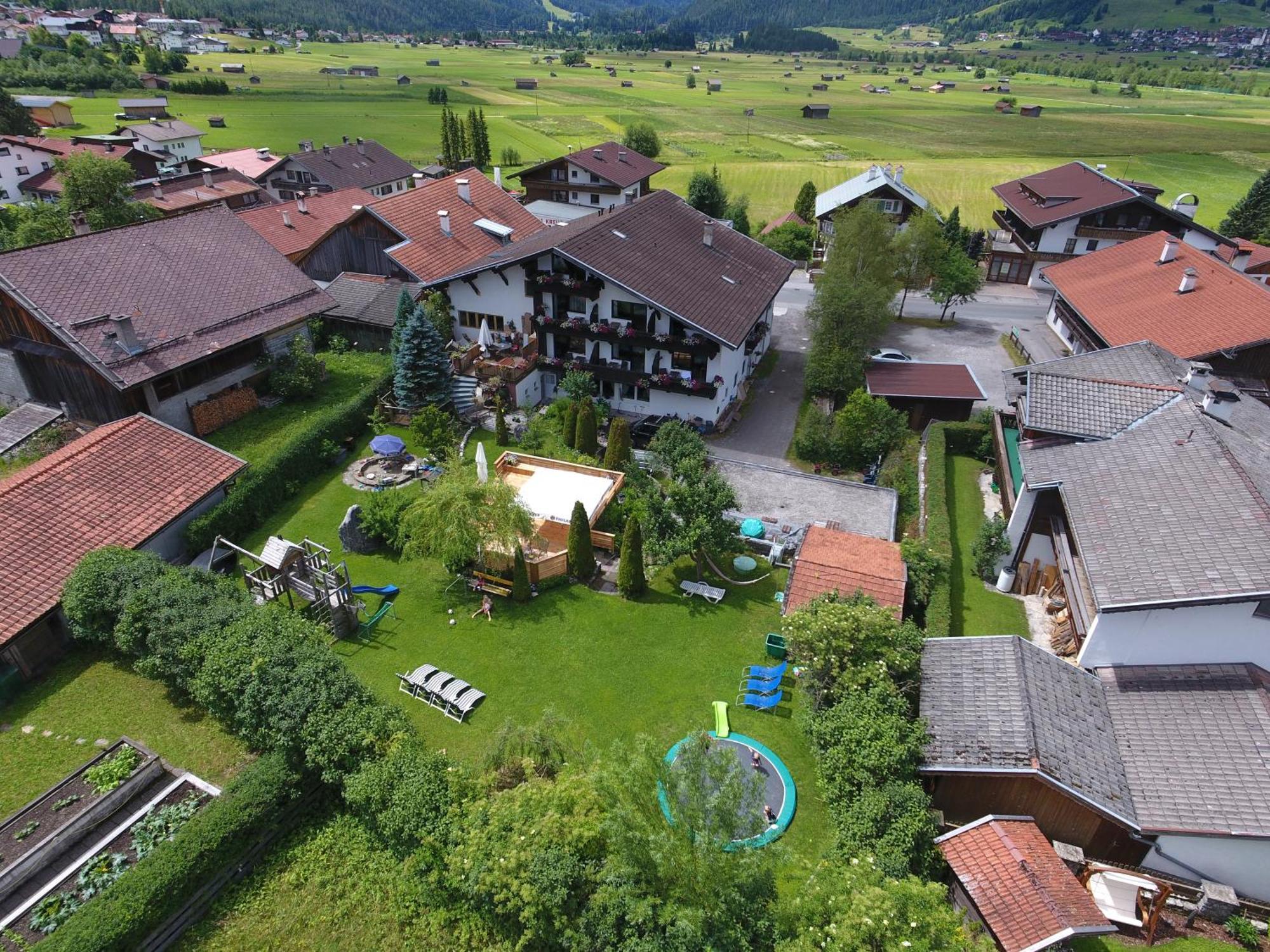 Haus Alpengluehen Apartment Ehrwald Exterior photo